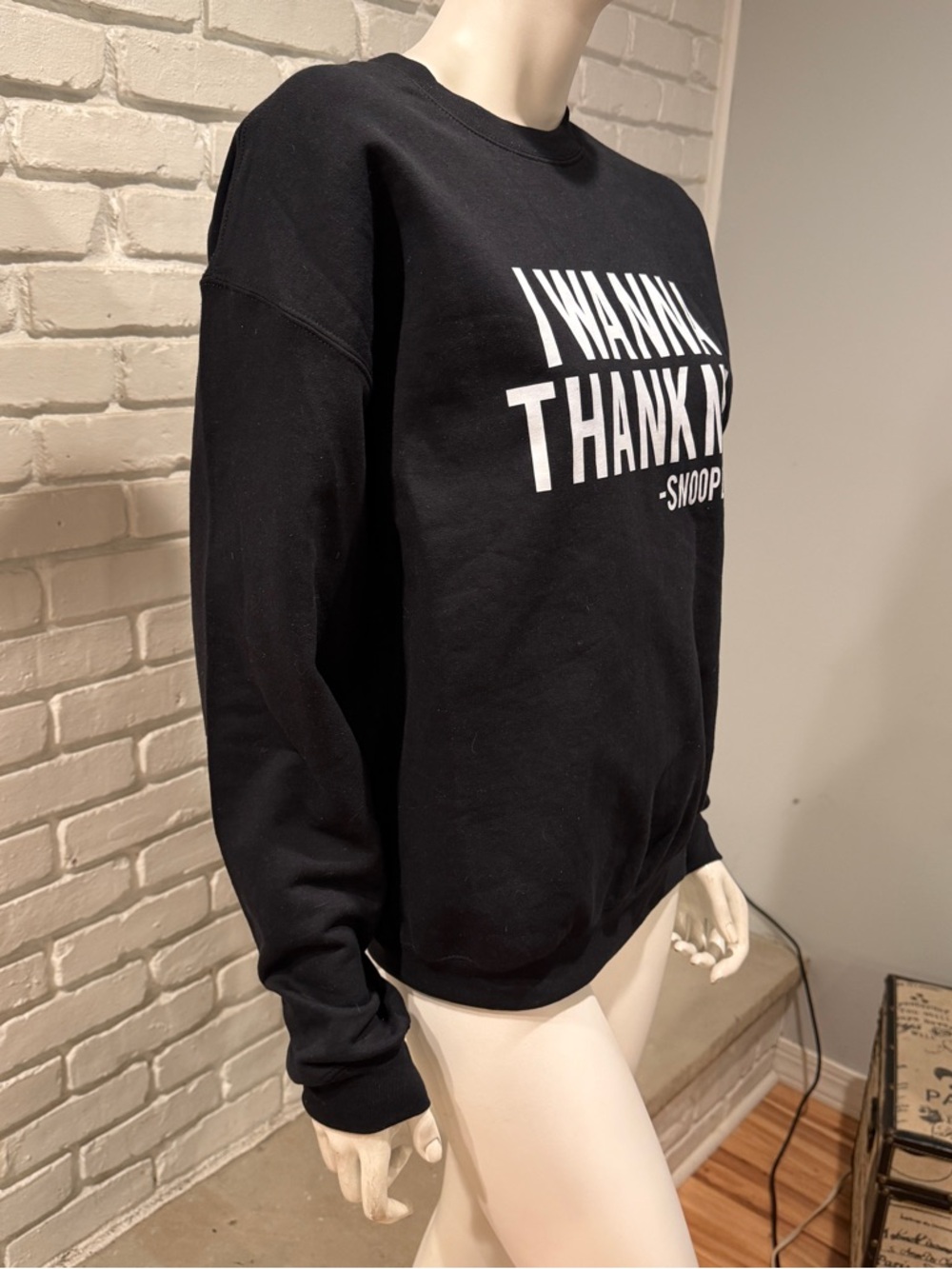 I wanna thank me Snoop Dogg sweatshirt black, and white crewneck loungewear - Picture 5 of 6